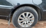 Hàng loạt ô tô bị chọc thủng lốp ven hồ Linh Đàm