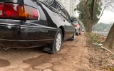 Hàng loạt ô tô bị chọc thủng lốp ven hồ Linh Đàm