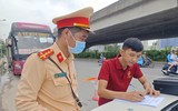 CSGT đo nồng độ cồn lái xe trước khi xuất bến