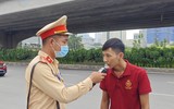 CSGT đo nồng độ cồn lái xe trước khi xuất bến
