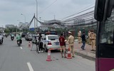 CSGT đo nồng độ cồn lái xe trước khi xuất bến