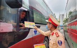 CSGT đo nồng độ cồn lái xe trước khi xuất bến
