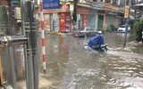 Hà Nội: Nhiều nơi bị ngập sâu sau trận mưa trưa 11/8