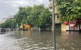 Hà Nội: Nhiều nơi bị ngập sâu sau trận mưa trưa 11/8