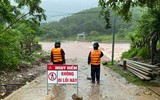 Mưa lớn gây sạt lở, ngập lụt tại nhiều tuyến đường miền Trung