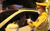 Lái xe 'ngất ngưởng' rời quán nhậu vẫn cầm lái