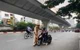 Hà Nội: Bất chấp nguy hiểm đi ngược chiều, nhiều người nhận phiếu phạt từ CSGT