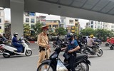 Hà Nội: Bất chấp nguy hiểm đi ngược chiều, nhiều người nhận phiếu phạt từ CSGT