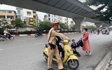 Hà Nội: Bất chấp nguy hiểm đi ngược chiều, nhiều người nhận phiếu phạt từ CSGT