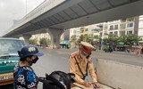 Hà Nội: Bất chấp nguy hiểm đi ngược chiều, nhiều người nhận phiếu phạt từ CSGT