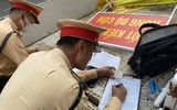 Hà Nội: Bất chấp nguy hiểm đi ngược chiều, nhiều người nhận phiếu phạt từ CSGT