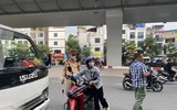 Hà Nội: Bất chấp nguy hiểm đi ngược chiều, nhiều người nhận phiếu phạt từ CSGT