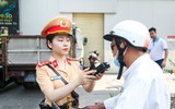 Nữ Cảnh sát giao thông Thủ đô 'đội nắng' xử lý vi phạm nồng độ cồn