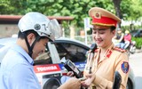 Nữ Cảnh sát giao thông Thủ đô 'đội nắng' xử lý vi phạm nồng độ cồn