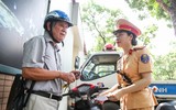 Nữ Cảnh sát giao thông Thủ đô 'đội nắng' xử lý vi phạm nồng độ cồn