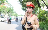 Nữ Cảnh sát giao thông Thủ đô 'đội nắng' xử lý vi phạm nồng độ cồn