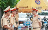 Hà Nội nắng nóng gay gắt, CSGT Thủ đô bám đường xử lý vi phạm