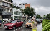  Công an Hà Nội dầm mưa hướng dẫn, phân luồng giao thông 