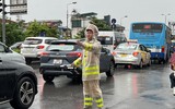  Công an Hà Nội dầm mưa hướng dẫn, phân luồng giao thông 