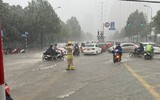  Công an Hà Nội dầm mưa hướng dẫn, phân luồng giao thông 