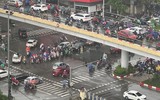  Công an Hà Nội dầm mưa hướng dẫn, phân luồng giao thông 