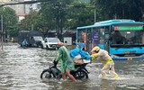 CSGT dầm mưa dùng xe cẩu đưa người dân qua đoạn đường ngập sâu