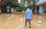 Lũ rút, người dân Yên Bái khẩn trương dọn 'biển rác'