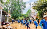 Lũ rút, người dân Yên Bái khẩn trương dọn 'biển rác'