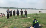Hướng dẫn kỹ năng cứu nạn đuối nước cho người dân thuyền chài trên sông Hồng