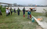 Hướng dẫn kỹ năng cứu nạn đuối nước cho người dân thuyền chài trên sông Hồng