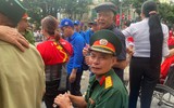 Cựu chiến binh ngồi hàng ghế ưu tiên, xúc động khi được theo dõi diễu binh diễu hành