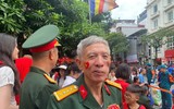 Cựu chiến binh ngồi hàng ghế ưu tiên, xúc động khi được theo dõi diễu binh diễu hành
