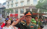 Cựu chiến binh ngồi hàng ghế ưu tiên, xúc động khi được theo dõi diễu binh diễu hành