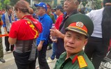 Cựu chiến binh ngồi hàng ghế ưu tiên, xúc động khi được theo dõi diễu binh diễu hành