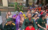 Cựu chiến binh ngồi hàng ghế ưu tiên, xúc động khi được theo dõi diễu binh diễu hành