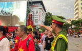 Lực lượng Công an căng mình phân luồng, hỗ trợ người dân chờ xem lễ diễu binh, diễu hành A80