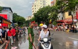 Lực lượng Công an căng mình phân luồng, hỗ trợ người dân chờ xem lễ diễu binh, diễu hành A80
