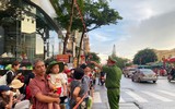 Lực lượng Công an căng mình phân luồng, hỗ trợ người dân chờ xem lễ diễu binh, diễu hành A80