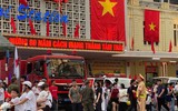 Lực lượng Công an căng mình phân luồng, hỗ trợ người dân chờ xem lễ diễu binh, diễu hành A80