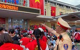 Lực lượng Công an căng mình phân luồng, hỗ trợ người dân chờ xem lễ diễu binh, diễu hành A80