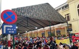 Lực lượng Công an căng mình phân luồng, hỗ trợ người dân chờ xem lễ diễu binh, diễu hành A80