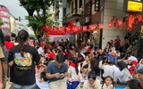 Lực lượng Công an căng mình phân luồng, hỗ trợ người dân chờ xem lễ diễu binh, diễu hành A80