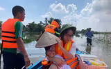Lực lượng Công an hỗ trợ người dân khắc phục hậu quả do mưa lũ