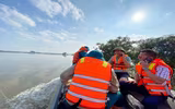 Lực lượng Công an hỗ trợ người dân khắc phục hậu quả do mưa lũ