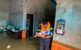 Lực lượng Công an hỗ trợ người dân khắc phục hậu quả do mưa lũ