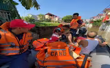 Lực lượng Công an hỗ trợ người dân khắc phục hậu quả do mưa lũ