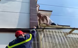 Lực lượng Công an hỗ trợ người dân khắc phục hậu quả do mưa lũ