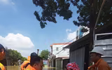 Lực lượng Công an hỗ trợ người dân khắc phục hậu quả do mưa lũ