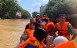 Lực lượng Công an hỗ trợ người dân khắc phục hậu quả do mưa lũ