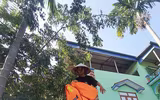 Lực lượng Công an hỗ trợ người dân khắc phục hậu quả do mưa lũ